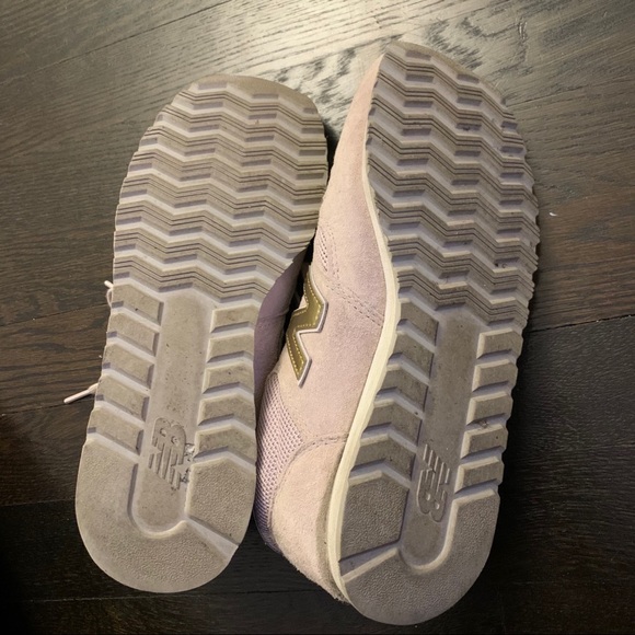 New Balance 520 Sneakers Pale Pink w/ Gold detail - Picture 6 of 13